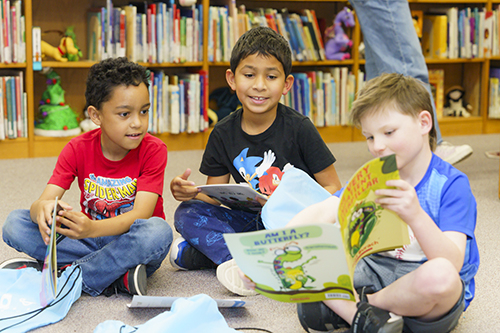 kids reading together in library