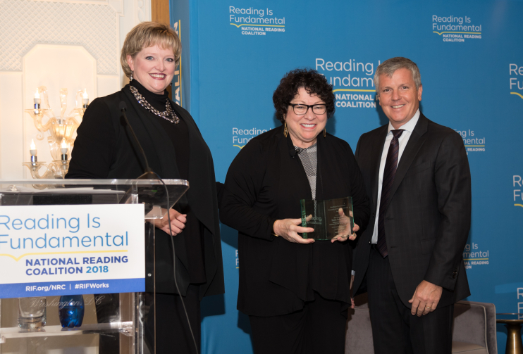 At the 2018 National Reading Coalition, Associate Justice of the Supreme Court Sonia Sotomayor is presented with an award by Alicia Levi and RIF Board Chair Jack Remondi.